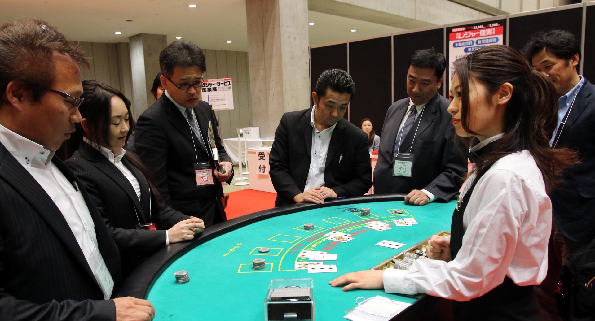 Démonstration de blackjack lors d'un salon des loisirs à Tokyo le 27 novembre 2014. (Crédits : AFP PHOTO / Yoshikazu TSUNO)