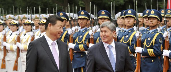 Le président kirghize Almazbek Atambayev (à droite) and son homologue chinois Xi Jinping à Shanghai le 18 mai 2014. (Crédits : AFP PHOTO / KENZABURO FUKUHARA)