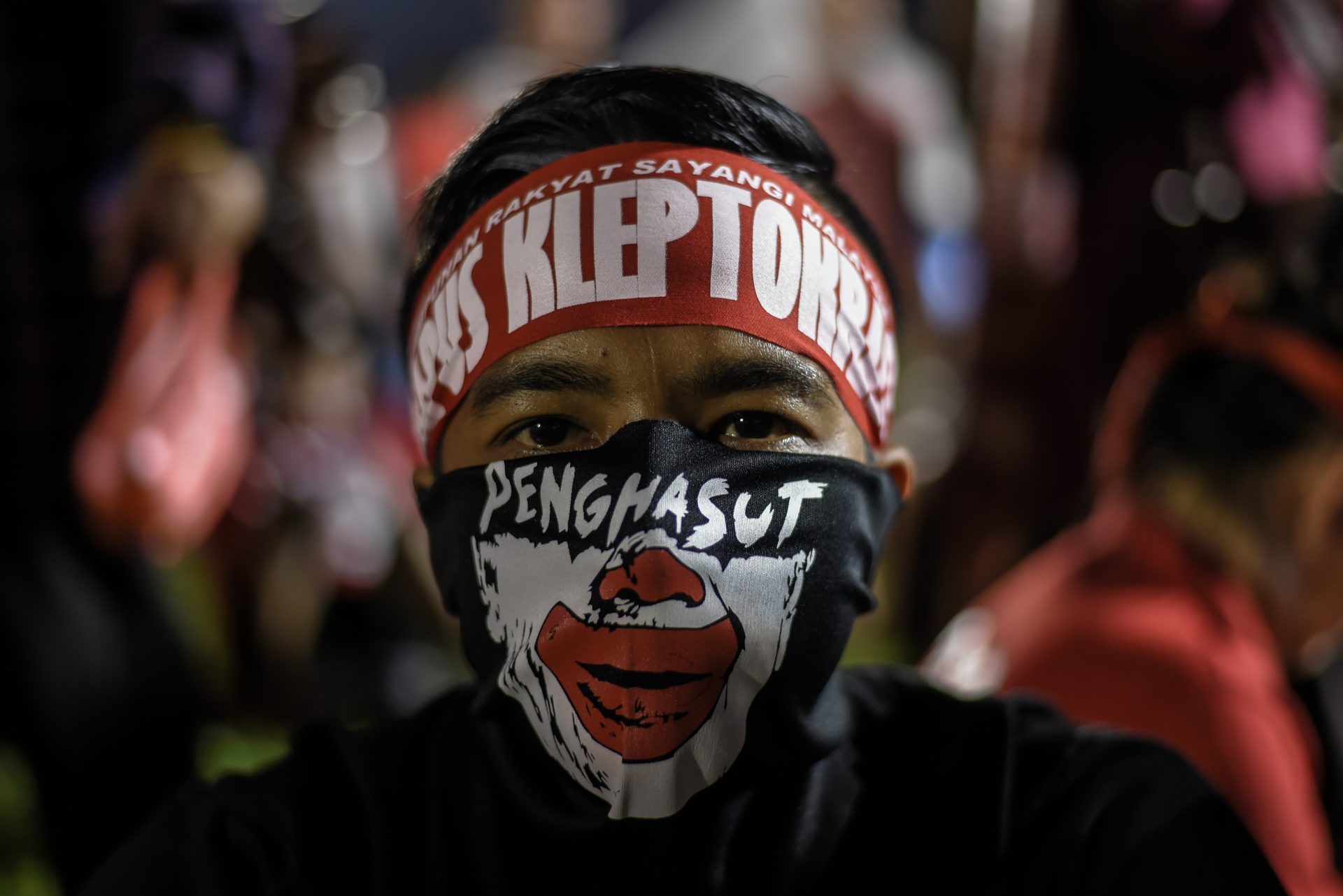 "Aimons la Malaisie et détruisons la kleptocratie", c'est ce qu'on peut lire sur le foulard de ce militant malaisien à l'occasion d'un meeting du Pakatan Harapan (Pacte de l'Espoir), la coalition d'opposition coalition à Petaling Jaya, près de Kuala Lumpur le 14 octobre 2017. (Crédits : AFP PHOTO / MOHD RASFAN)