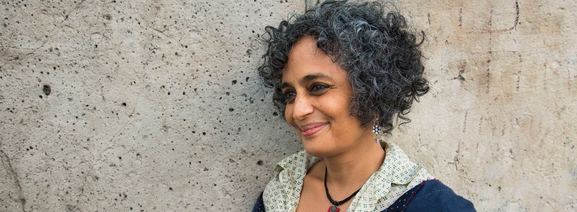 L'écrivaine indienne Arundhati Roy. (Source : Grazia)