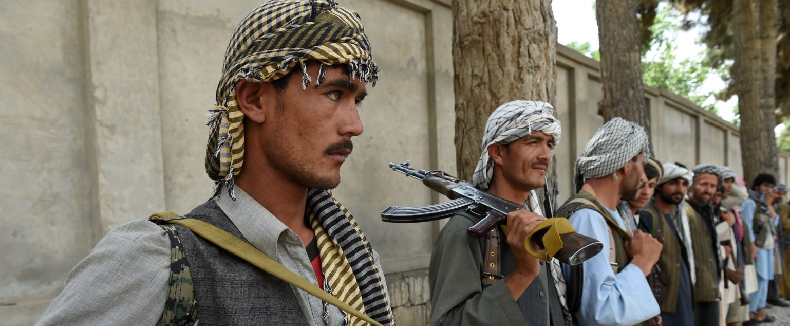 Des miliciens afghans anti-Taliban, formés pour appuyer les forces gouvernementales de Kaboul, le 23 mai 2015 à Kunduz en Aghanistan. (Source : Foreign Policy)