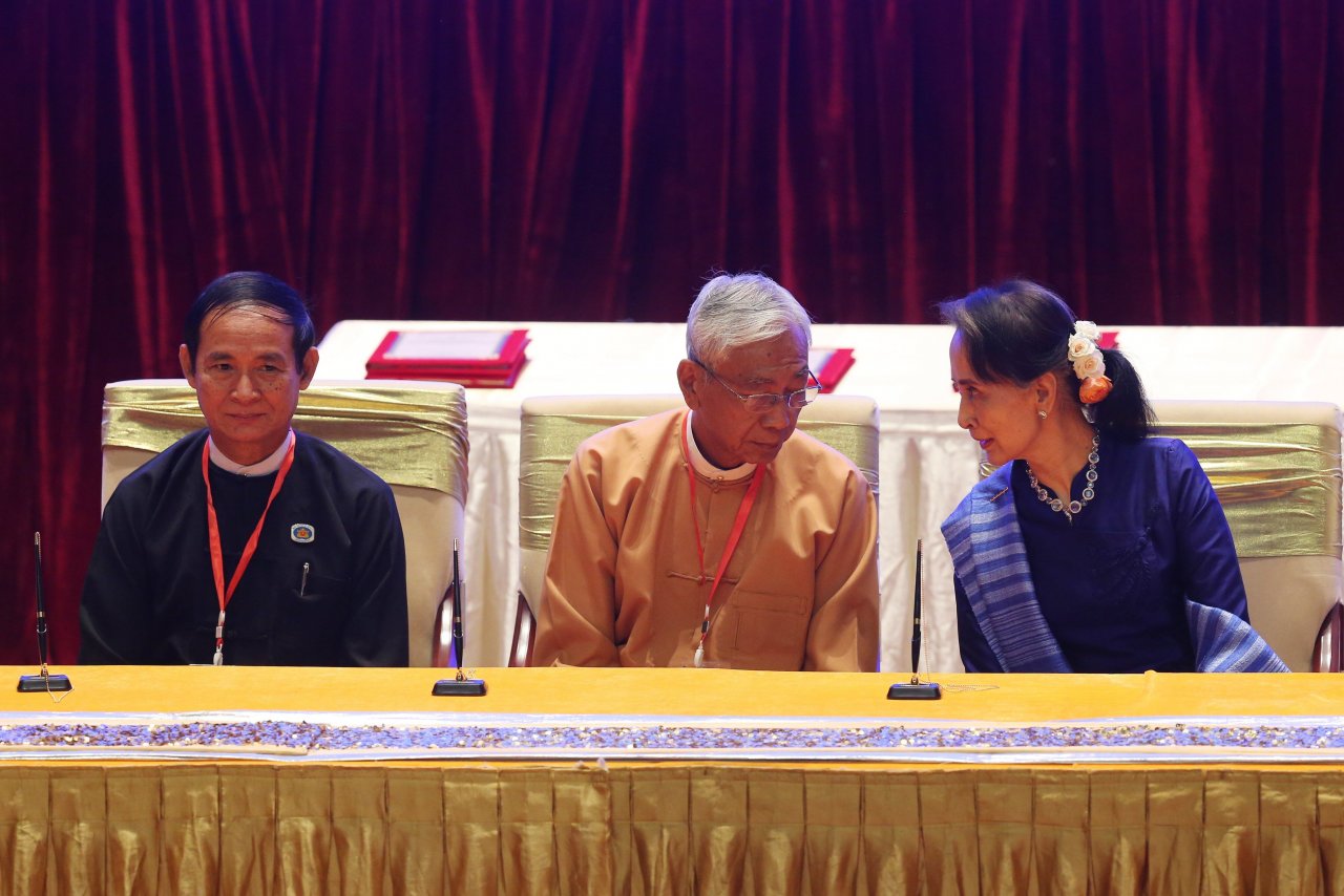 Pour remplacer le président démissionnaire, U Thin Kyaw (au centre), la Conseillère d'État et de facto Première ministre birmane Aung San Suu Kyi (à droite) aurait choisi U Win Myint (à gauche), président de l'Assemblée nationale. (Source : The Nation )