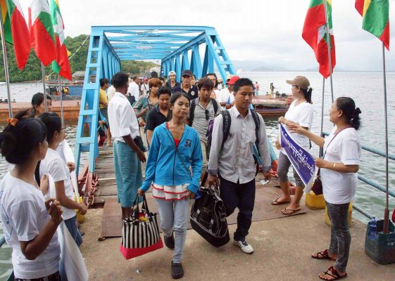 Travailleurs migrants birmans à la frontière avec la Thaïlande à Kawthoung. (Source : Global New Light of Myanmar)