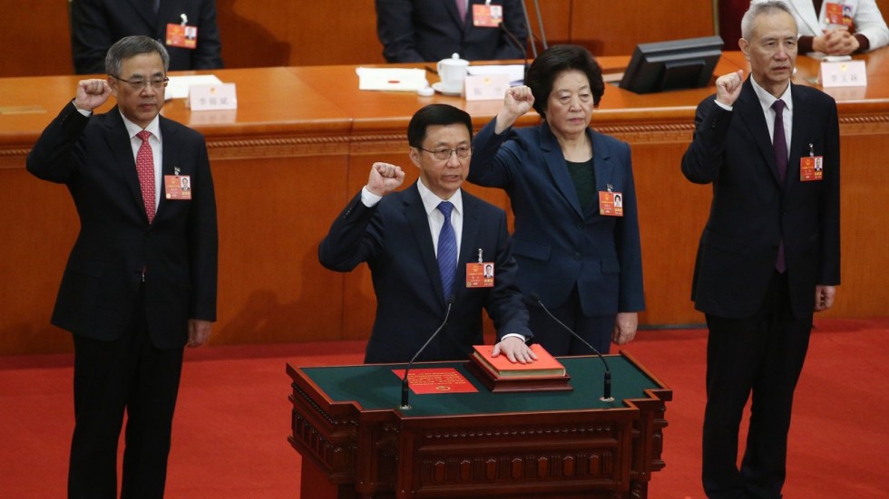 Les 4 nouveaux vice-premiers ministres chiniois : Han Zheng (à la tribune), Hu Chunhua (à gauche), Sun Chunlan et Liu He (à droite) prêtent serment sur la Constitution lors de la session annuelle de l'Assemblée nationale populaire, dans le Grand Hall du Peuple à Pékin, le 19 mars 2008. (Source : South China Morning Post)