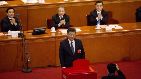Le président chinois et secrétaire général Xi Jinping un instant après avoir voté la réforme constitutionnelle, notamment la suppression de la limite à deux mandats pour le président à l'Assemblée nationale populaire dans le Grand Hall du Peuple à Pékin le 11 mars 2018.