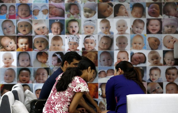 Interpol a ouvert une enquête sur l'homme d'affaires japonais Mitsuoki Shigeta, créateur d'une "usine à bébés" en Thaïlande, déjà père de 16 enfants et avide d'une "large famille". (Source : The Nation)