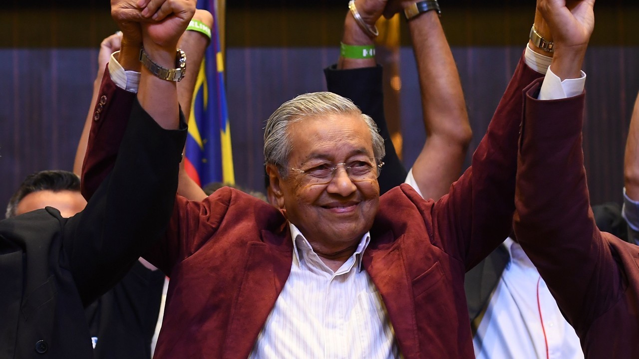 Mahathir Mohamad célèbre la victoire de l'opposition en Malaisie le 9 mai 2018 contre le Barisan National du Premier ministre sortant Najib Razak. (Source : South China Morning Post)