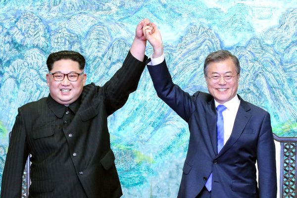 Kim Jong-un et Moon Jae-in lors du sommet de Panmunjom le 27 avril 2018. (Source : Vox)