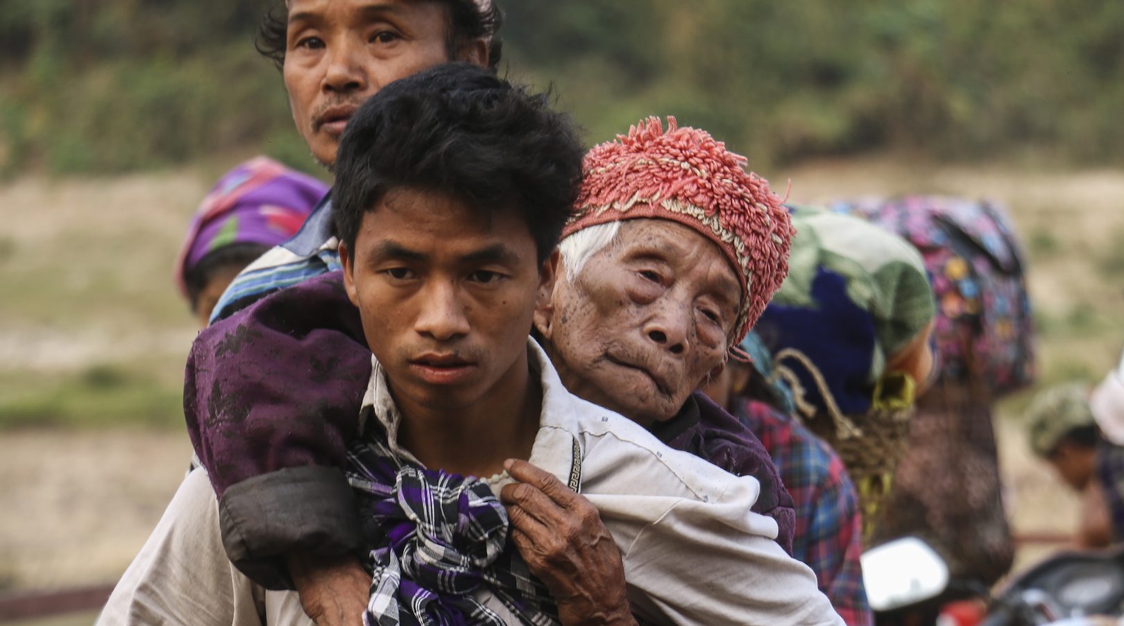 Des populations déplacés de l'État Kachin, au nord-est de la Birmanie, traversent la rivière Malikha sur un ferry pour échapper aux combats dans le village d'Injanyan près de Myitkyina, qui opposent la Kachin Independence Army (KIA) aux troupes gouvernementales birmanes, le 26 avril 2018. (Source : Time)