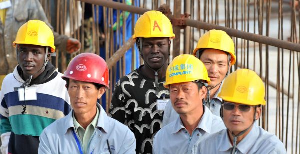Travailleurs chinois et sénégalais lors d'une cérémonie sur le site de construction du théâtre national, financé par la Chine, à Dakar le 14 février 2009. (Source : Ansetze Were)