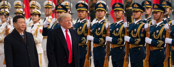 Le président américain Donald Trump marche aux cotés de son homologue chinois Xi Jinping à Pékin le 10 novembre 2017. (Source : New York Times)