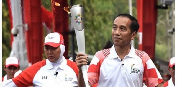Le président indonésien Joko Widodo lors du relais de la torche des jeux Asiatiques, qui ont eu lieu du 18 août au 2 septembre à Jakarta et Palembang en Indonésie. (Source : Tabloid Bintang)