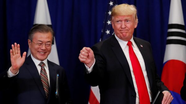 Le président sud-coréen Moon Jae-in vient de signer avec son homologue américain Donald Trump un amendement au traité de libre-échange entre les Etats-Unis et la Corée du Sud, en marge de l'assemblée générale des nations Unies à New York, le 24 septembre 2018. Un geste accommodant de la part de Moon pour favoriser par ailleurs les négociations avec la Corée du Nord sur le dossier nucléaire. (Source : Asia Nikkei)