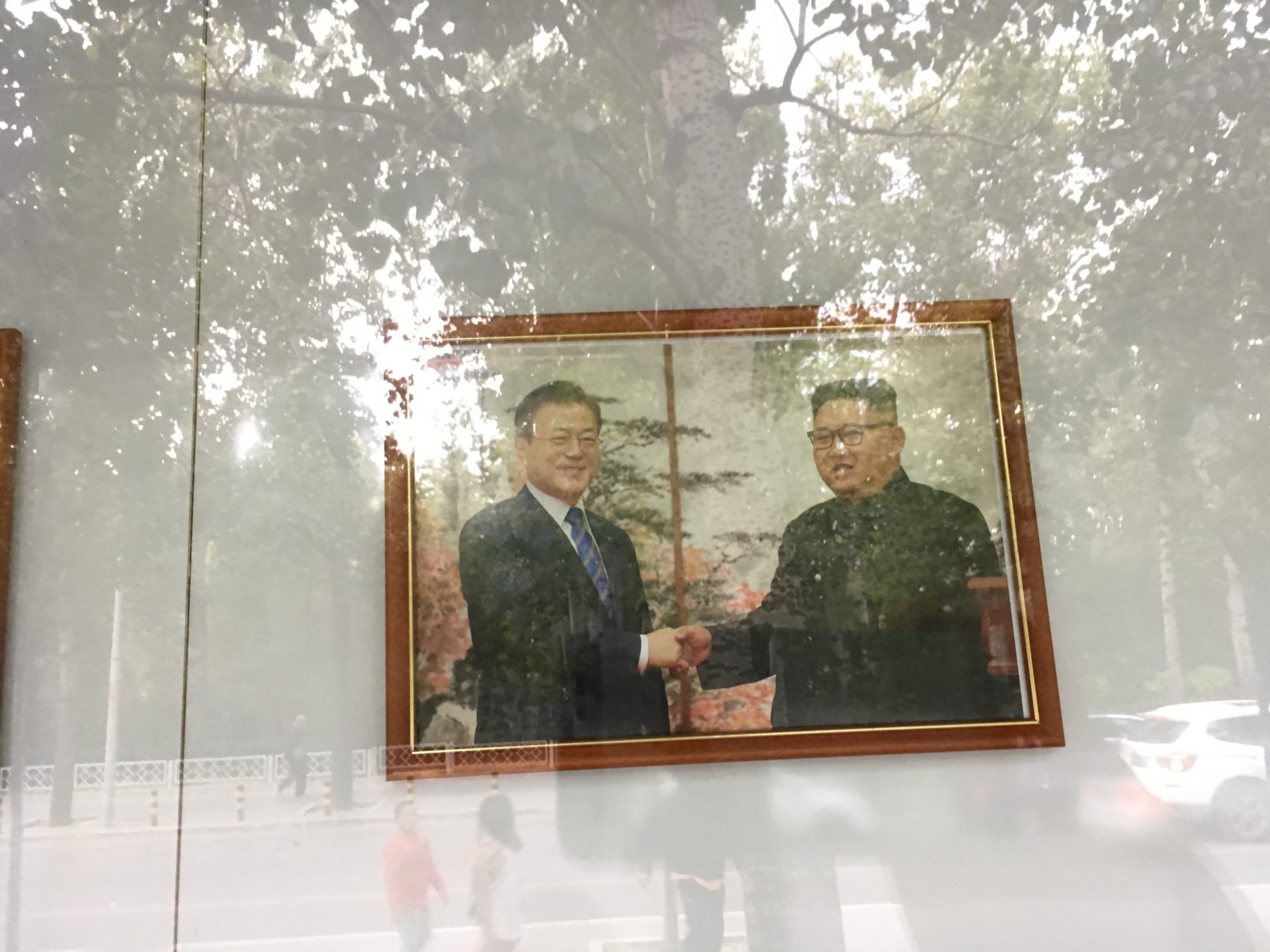 Photo affichée à l’entrée de l’ambassade de Corée du Nord à Pékin. (Crédits : Asialyst / Stéphane Lagarde)