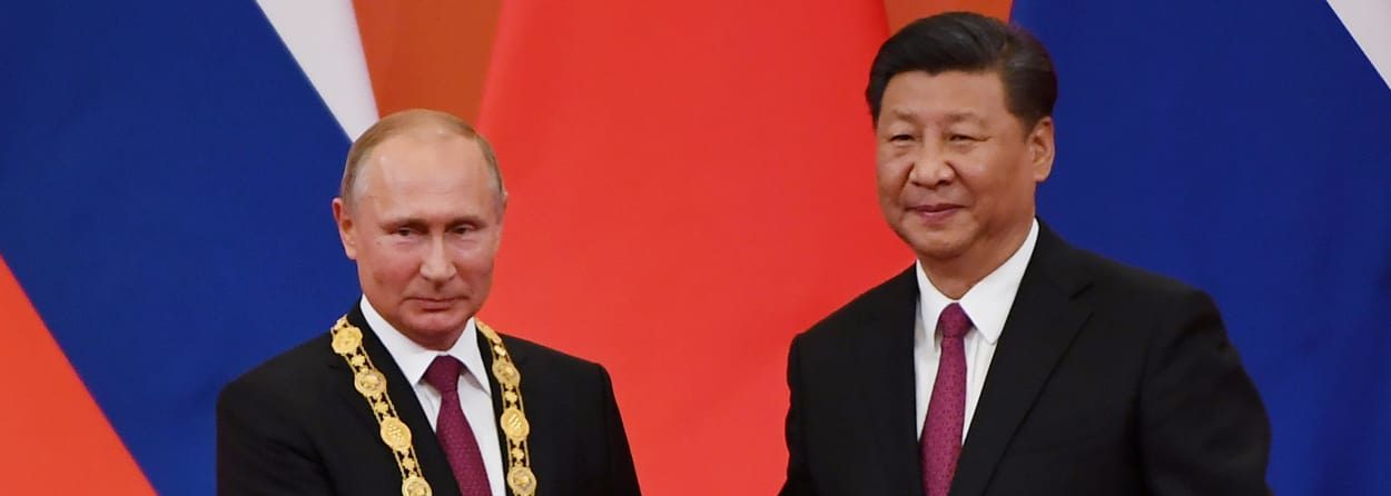 Le président russe Vladimir Poutine reçoit la première "médaille de l'amitié" offerte par la Chine à un ressortissant étranger, des mains de son homologue chinois Xi Jinping le 8 juin 2018 à Pékin. (Source : Radio Canada)