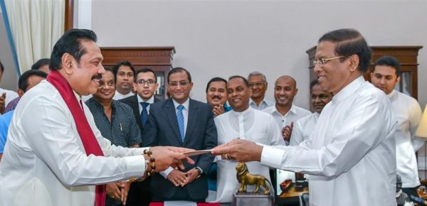 Le président sri-lankais Maithripala Sirisena nomme son prédécesseur Mahinda Rajapaksa à la tête du gouvernement le 27 octobre 2018 à Colombo, après avoir limogé le Premier ministre Ranil Wikremesinghe. (Source : Al Jazeera)