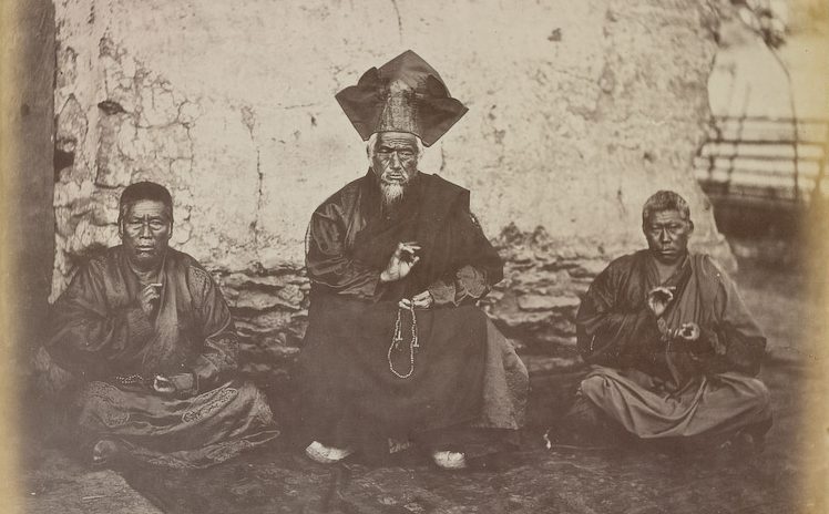 John H. Doyle (attribué à) - Lama de l'ordre des Nyingmapa - vers 1870. Extrait du livre "L'Asie des photographes", sous la direction de Jérôme Ghesquière, Réunion des Musées Nationaux. (Copyright : Réunion des Musées Nationaux)