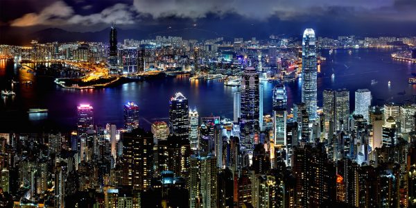 Skyline de Hong Kong. Hormis des épisodes historiques uniques, la très grande majorité des pays asiatiques ont échappé à la malédiction du choc économique brutal (Source : Yampu.com)