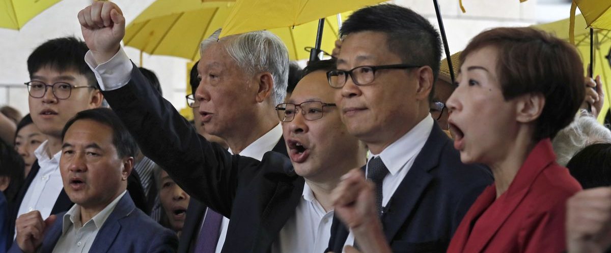 Professeur de droit à la Hong Kong University, Benny Tai Yiu-ting (levant le poing au centre) est jugé depuis le 19 novembre 2018 pour son rôle dans le "Mouvement des parapluies", avec huit autres organisateurs de cette manifestation massive, qui a bloqué les rues de la ville trois mois durant fin 2014 pour demander la démocratie et des élections libres. (Source : Fox 19)