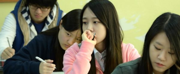 Chaque année, pendant la seconde quinzaine de novembre, près de 500 000 élèves sud-coréens vivent les épreuves du College Scholastic Ability Test (CSAT), l'équivalent du baccalauréat. (Source : Kroeaboo)