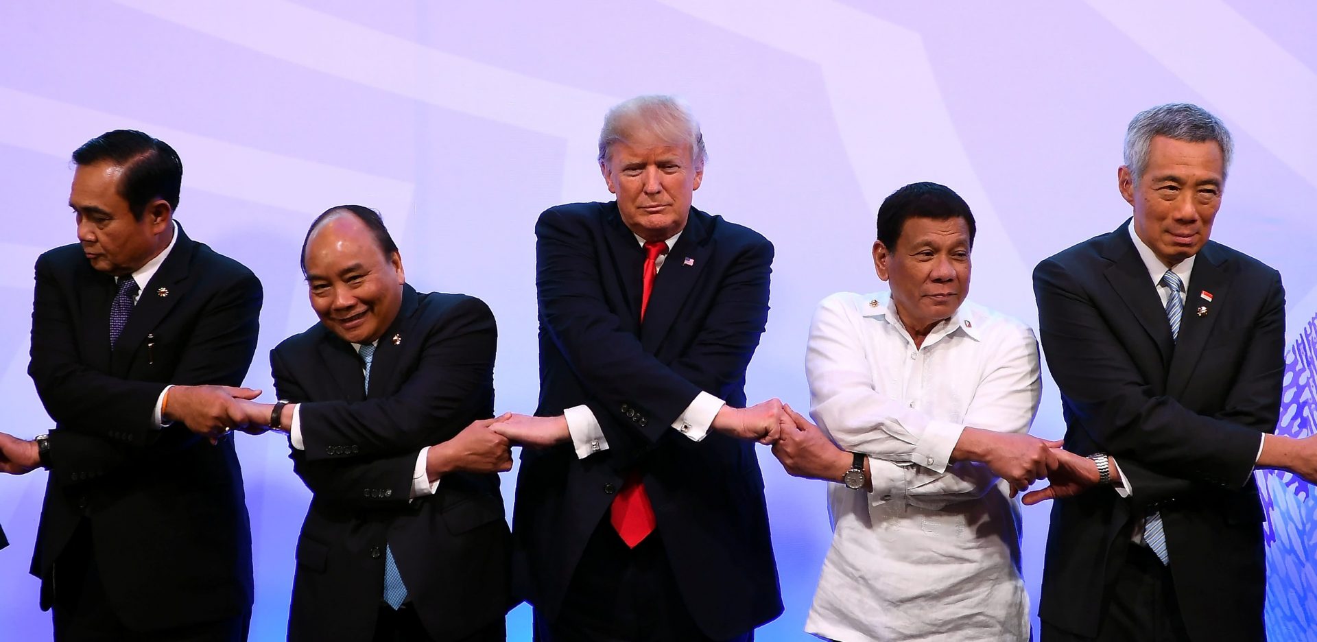 Le président américain Donald Trump pour la photo de famille lors des 40 ans de l'ASEAN à Manille, le 13 novembre 2017. (Source : Asia Nikkei)