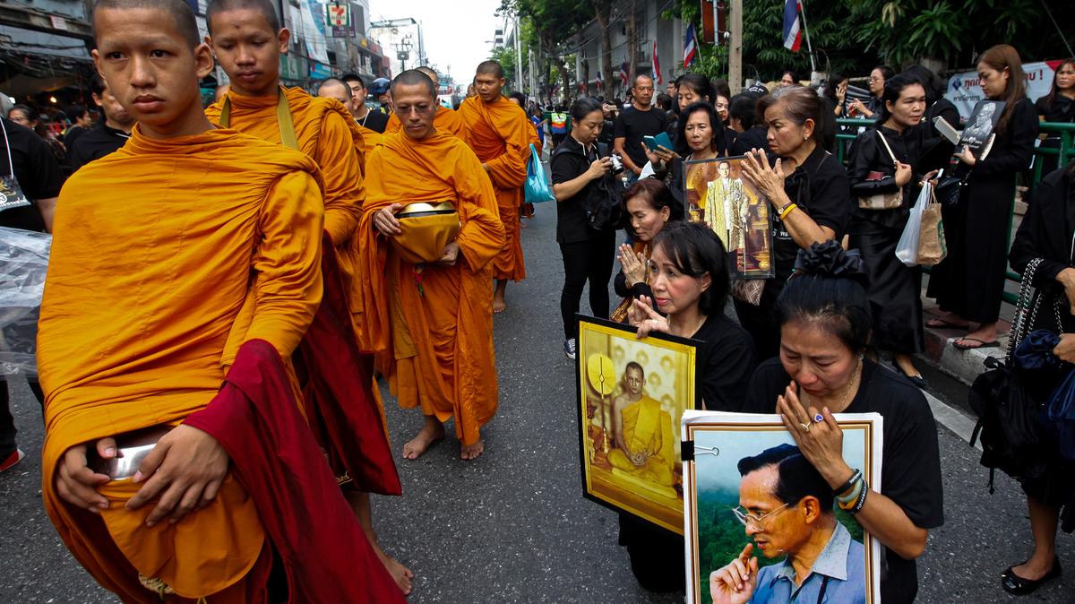 A Bangkok, l'aumône offerte aux moines bouddhistes pour marquer le 1er anniversaire de la mort du Roi Bhumibol Adulyadej de Thailand, le 13 octobre 2017. (Source : The National)