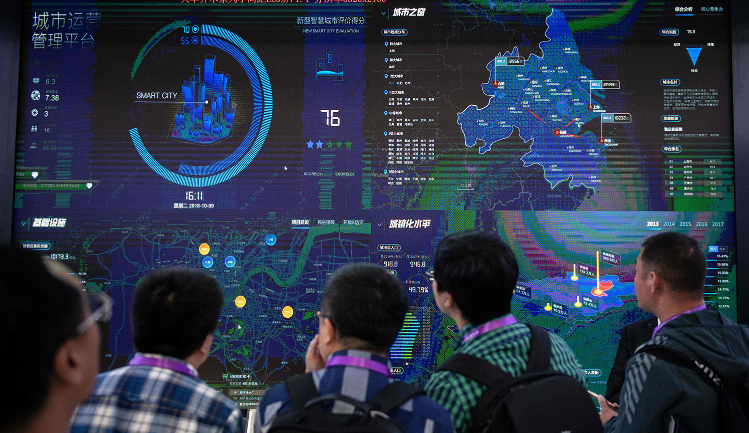Des visiteurs chinois face à un logiciel de sécurité urbaine fondé sur l'intelligence artificielle au 14ème salon international sur la sécurité publique à Pékin le 24 octobre 2018. (Source : Mosaic)