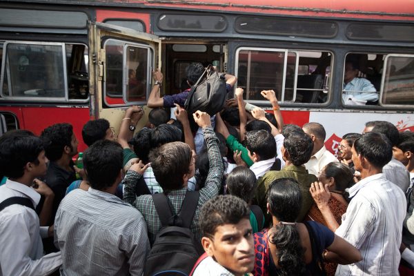 De 2014 à 2016, le photographe Ishan Tankha a documenté la piste du rail indien en s'embarquant sur la ligne ferroviaire qui relie Mumbai aux régions côtières du Konkan. (Copyright : Ishan Tankha/Forum Vies Mobiles)