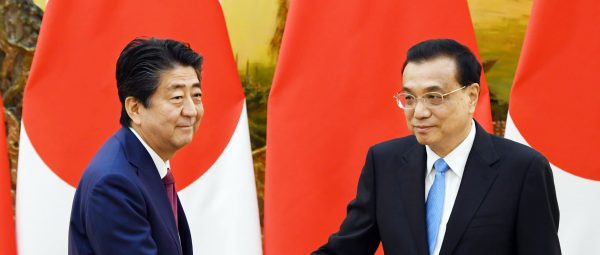 Le Premier ministre japonais Shinzo Abe et son homologue chinois Li Keqiang, à Pékin le 26 octobre 2018. (Source : Asian Nikkei)