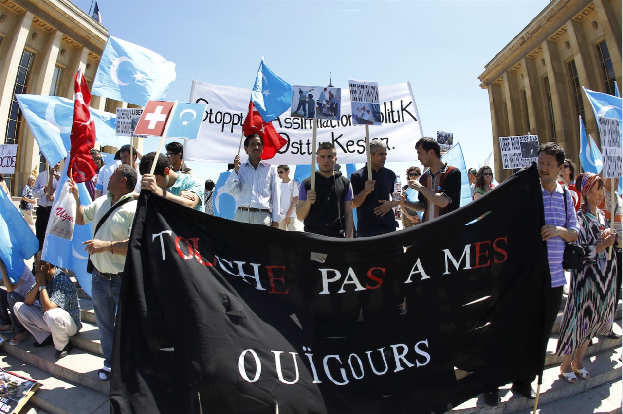 Manifestation de Ouïghours à Paris, le 5 juillet 2009, le jour des émeutes interethnique d'Urumqi, qui ont fait 197 morts. (Source : Courrier International)