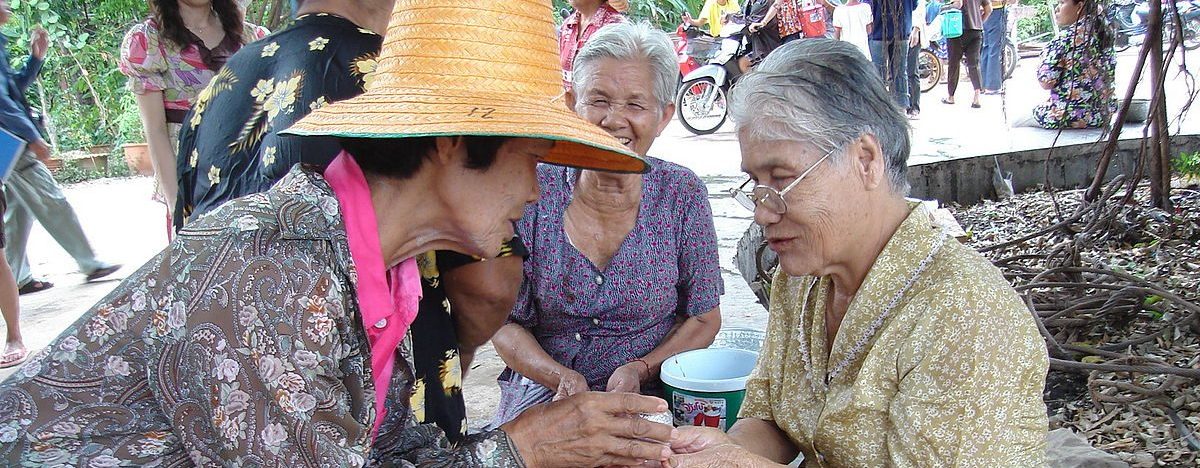 La Thaïlande doit se mobiliser pour éviter de connaître la situation de la Corée du Sud, où la moitié des séniors, souvent des femmes, vivent en dessous du seuil de pauvreté. (Source : Wikipedia)