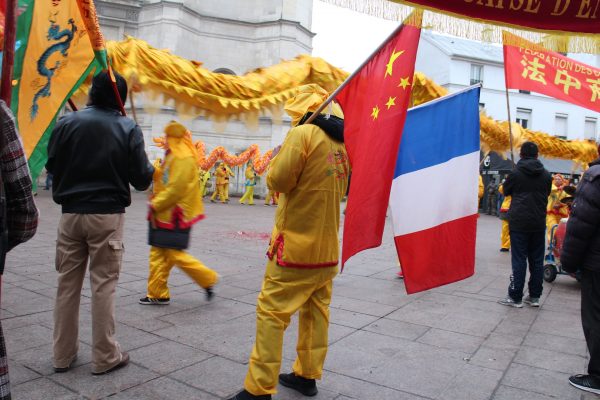 Plusieurs associations chinoises d'Aubervilliers ont effectué une danse du dragon, sous le regard des passants. (Copyright : Alice Hérait)