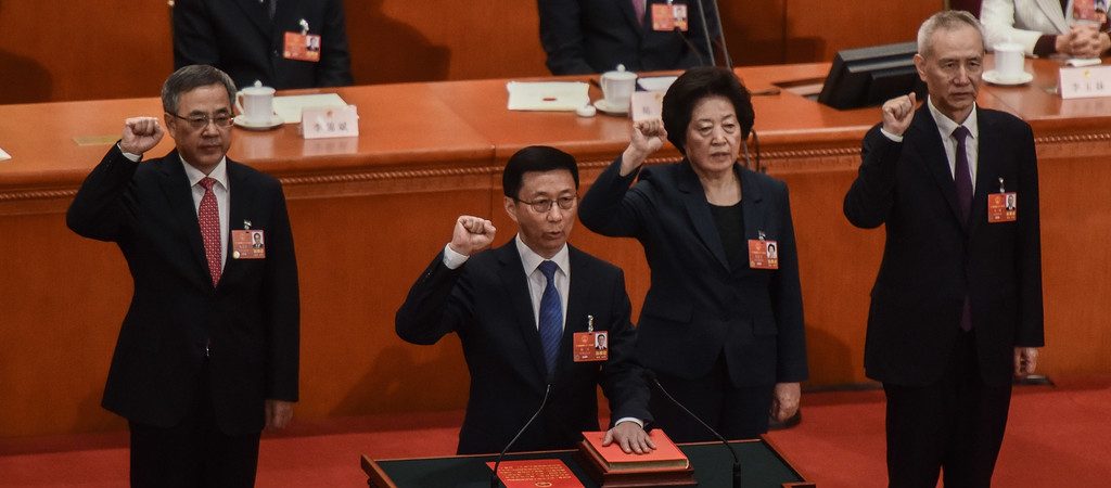 Le femme politique la plus puissante de Chine, Sun Chunlan (deuxième à droite) prête serment comme l'une des quatre vices-premiers ministres lors de la session annuelle de l'Assemblée nationale populaire à Pékin, le 19 mars 2018, avec Han Zheng (à la tribune au centre), Hu Chunhua (à gauche) et Liu He (à droite de Sun Chunlan). (Source : Zimbio)