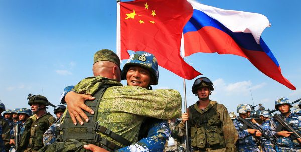 Soldats russes et chinois lors des exercices navals conjoints à Zhanjiang, dans la province méridionale chinoise du Guangdong le 14 septembre 2016. (Source : Russia Beyond)