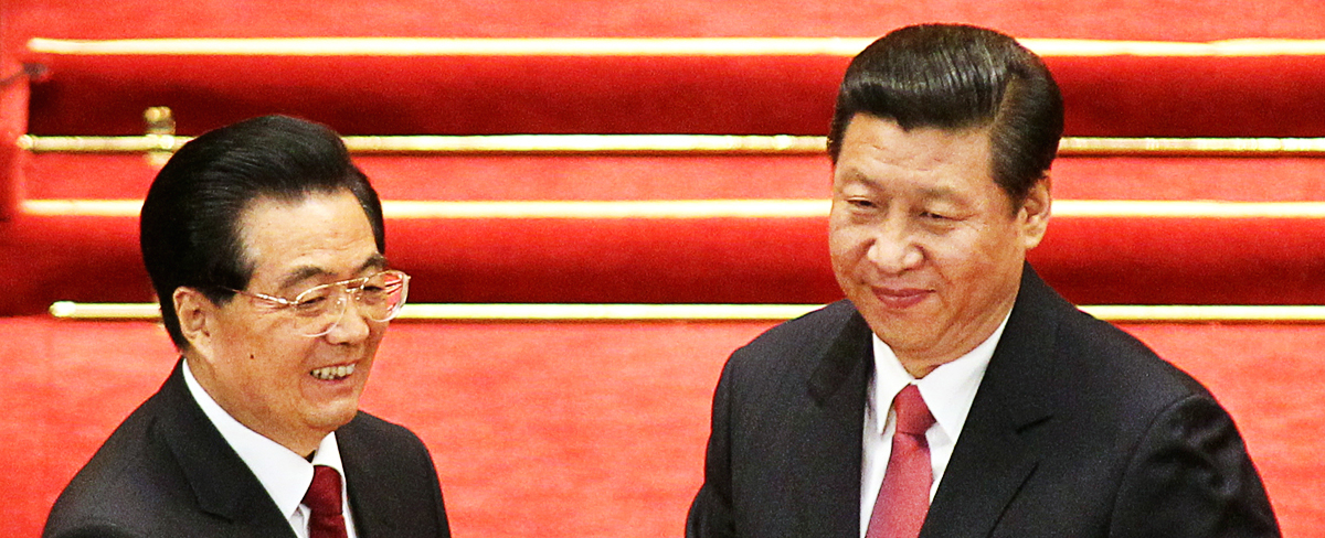 Hu Jintao et Xi Jinping lors de la session annuelle du parlement chinois en mars 2013. Le premier venait de céder à l'autre toutes les rênes du pouvoir. (Source : South China Morning Post)