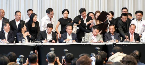 Le Pheu Thai de Thaksin Shinawatra, emmené par Sudarat Keyuraphan (2ème assise à partir de la gauche), a signé un accord d'alliance contre le parti de la junte, avec six autres partis, dont Nouvel Avenir, le 27 mars 2019 à Bangkok. (Source : South China Morning Post)