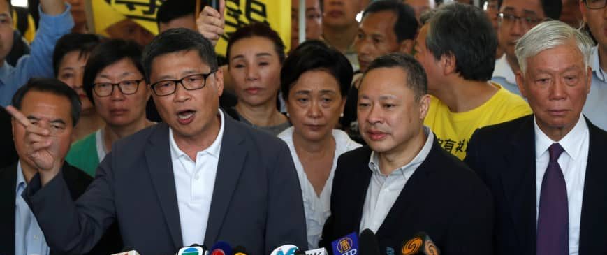 Les leaders du mouvement Occupy Central, Chan Kin-man, Benny et Chu Yiu-ming ont été condamnés le 24 avril à 16 mois de prison pour leur rôle dans le "mouvement des parapluies" à Hong Kong à l'automne 2014. (Source : Japan Times)