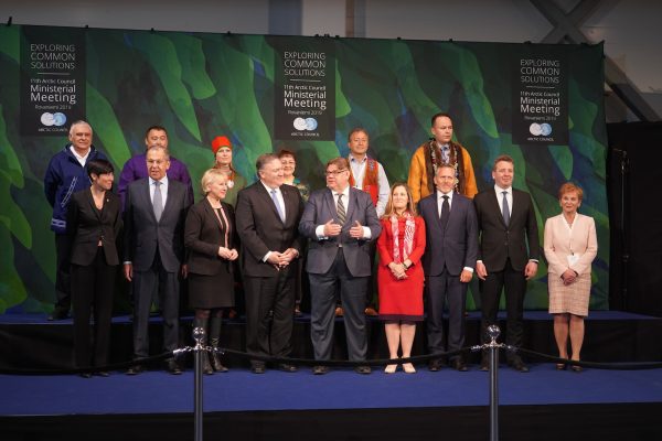 Mike Pompeo, le secrétaire d'État américain, au centre de la photo de famille prise quelques minutes avant le sommet ministériel du Conseil de l'Arctique, le 7 mai 2019 à Rovaniemi, en Laponie finlandaise. (Copyright : Marine Jeannin et Igor Gauquelin)