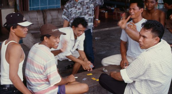 Jeux de cartes à Kalimantan, la portion indonésienne de l'île de Bornéo - par Bruno Birolli. (Copyright : Bruno Birolli)