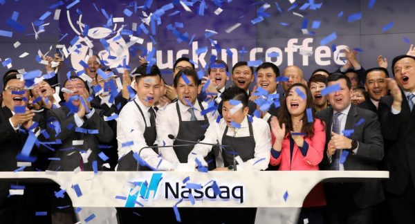 Jenny Qian Zhiya, PDG de Luckin Coffee, célèbre l'introduction en bourse du rival de Starbucks en Chine à New York le 17 mai 2019, deux ans seulement après sa fondation. (Source : WSJ)