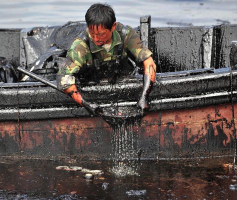 Provoquée par l'explosion de deux oléoducs le 16 juillet 2010, la marée noire au large de Dalian s'est transformée en affaire de négligence grave au sein de la "faction du pétrole". (Source : National Geographic)