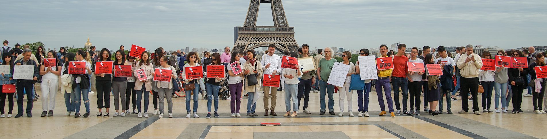 Rassemblement de Hongkongais contre le projet de loi d'extradition vers la Chine, place du Trocadéro à Paris, en juin 2019. (Crédit : Quang Pham)