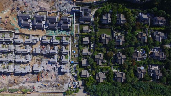 En janvier 2019, le gouvernement a décidé démolir les villas illégalement construites à Qinling dans le Shaanxi, après la retentissante affaire de corruption mêlant les plus hauts dirigeants de la ville de Xi'an. (Source : CGTN)