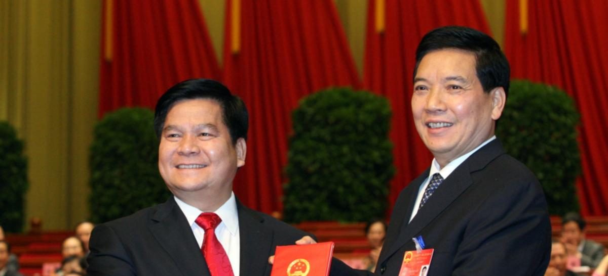 Le secrétaire du Parti de la province du Yunnan, Qing Guangrong (à droite), fraîchement démis en 2014, passe le flambeau à son successeur, Qiu He (à gauche). (Source : Gokunming)