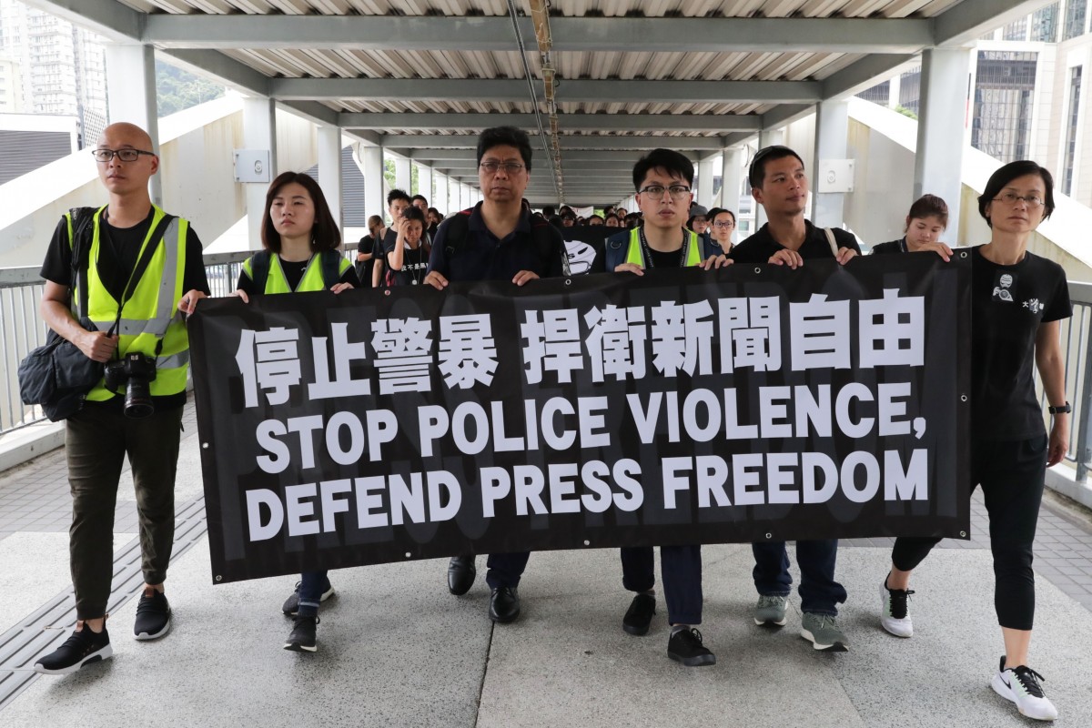 Des milliers de journalistes hongkongais marchent vers le quartier général de la police à Wan Chai le 14 juillet 2019, contre les brutalités policières à l'égard des reporters en première ligne des manifestations anti-extradition dans l'ancienne colonie britannique. (Source :SCMP)