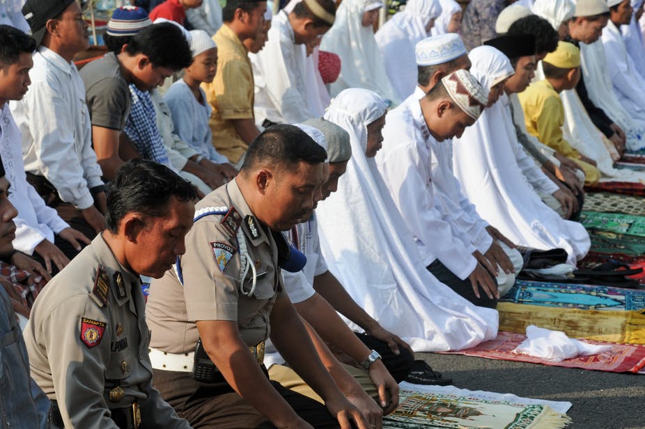 Prière publique lors de la campagne présidentielle en Indonésienne en 2014. (Source : The Conversation)
