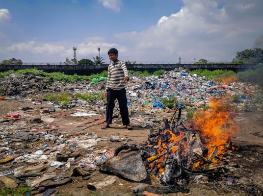 Dans la décharge de Govandi à Bombay, la pollution et les fumées toxiques favorisent la progression de la tuberculose. (Copyright : Alban Foreste)