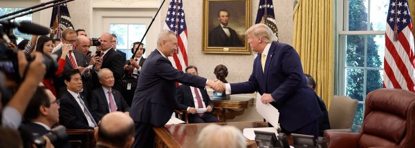 Le président américain Donald Trump serre la main du vice-premier ministre chinois Liu He dans le bureau oval de la Maison Blanche, le 11 octobre 2019 à Washington. (Source : NBCNEWS)