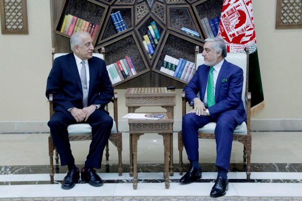 Le représentant américain pour l'Afghanistan Zalmay Khalilzad et le chef de l'exécutif afghan Abdhullah Abdullah, le 2 septembre 2019 à Kaboul. (Source : PBS)