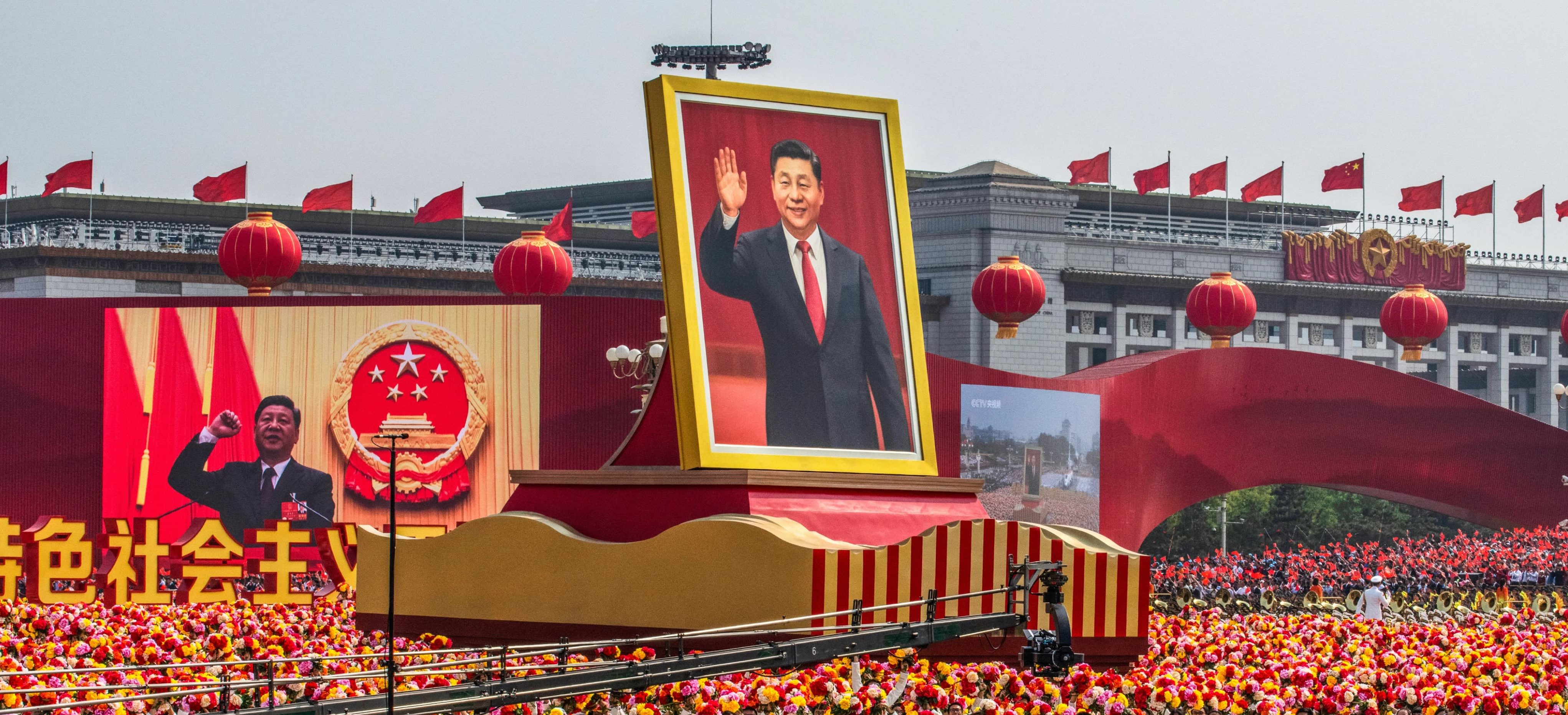 Le portrait géant du président Xi Jinping lors du défilé militaire pour les 70 ans de la République populaire, le 1er octobre 2019 à Pékin. (Source : Asia Nikkei)